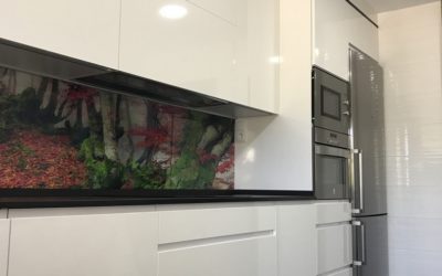 Cocina blanca encimera Dekton Domoos y frente cristal