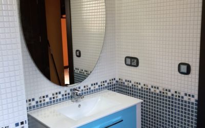 Mueble de baño con espejo ovalado