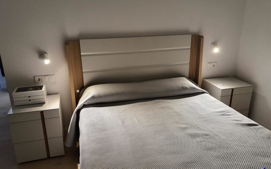 Dormitorio con cabezal y mesitas en laca