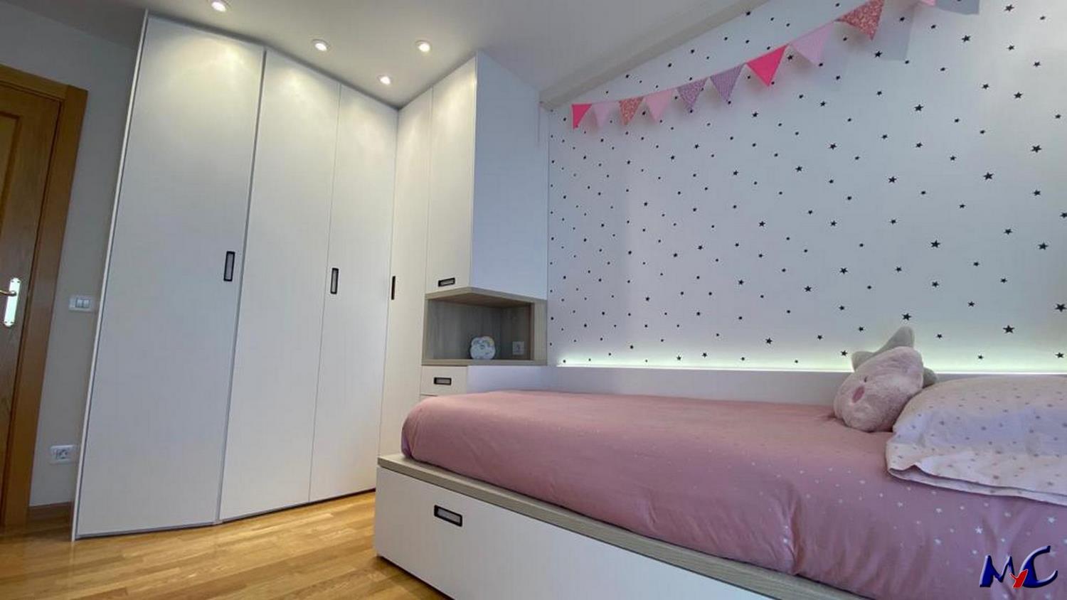Dormitorio juvenil en acabados blanco y roble - MyC Mobiliario y