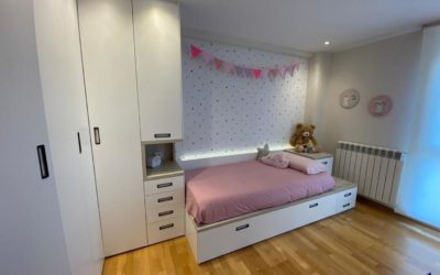 Dormitorio juvenil en acabados blanco y roble