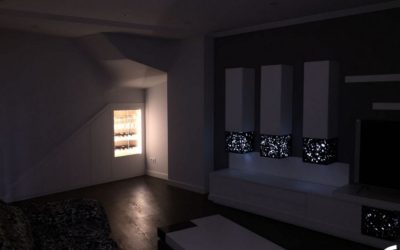 Salón lacado con cubos de luz
