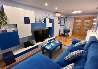 Cuarto de estar completo con muebles lacados en blanco y azul mate