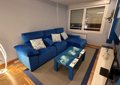 Cuarto de estar completo con muebles lacados en blanco y azul mate